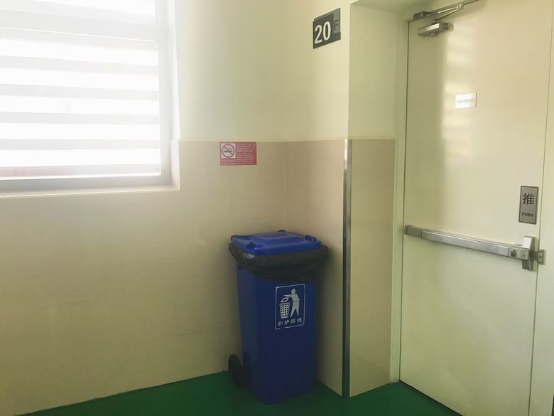 货梯厅烟缸撤除